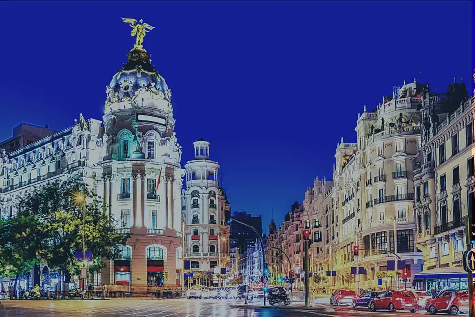 Gran Vía de Madrid de noche, en el centro de la ciudad donde está la oficina de Publipisos